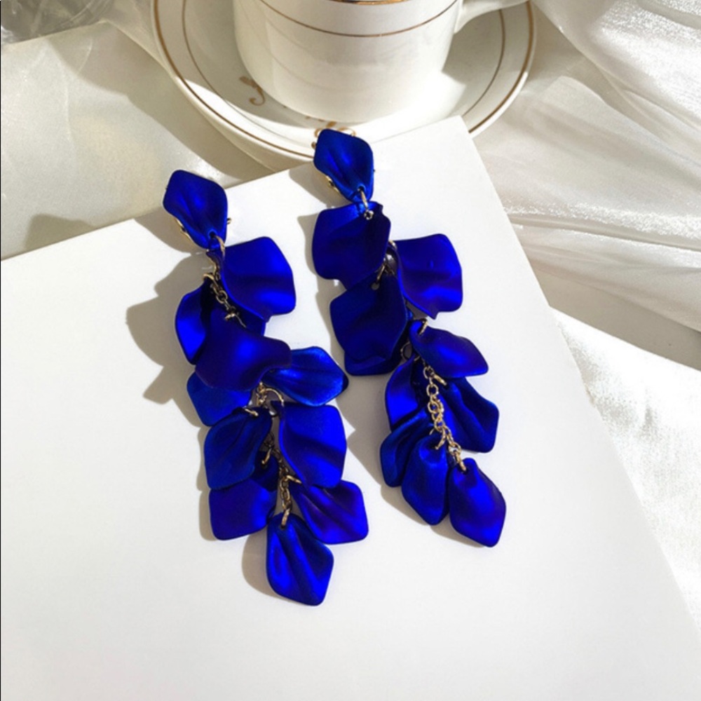 Arrived! Blue flower petal dangle earrings! - Picture 2 of 3